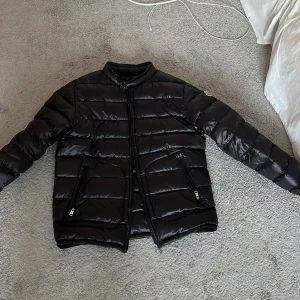 Moncler Acorus jacka - Säljer denna snygga moncler acorus jacka. Den är i helt nytt skick. 10/10. Säljer pga storlek. Sitter som M. För mer frågor kan du höra av dig privat. Kan gå ner i pris vid snabb affär.