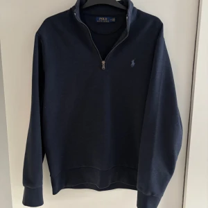 Blå tröja från Polo Ralph Lauren - Säljer en stilren blå tröja från Polo Ralph Lauren. Skick 10/10 använd 1-2 gånger. Perfekt för en skön och fräsch look!Nypris runt 2500kr. Vid frågor eller funderingar tveka inte på att höra av er!