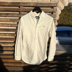Ralph lauren skjorta - Säljer denna snygga vita skjorta från ralph lauren! Perfekt till sommaren. Size s fits m! Bara att höra av sig vid intresse ✌️
