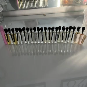 Essnce parfymtester 22 st - Säljer ett set med parfymprover från deras julkalender 2024. Alla testers är i 2 ml. Det är massa olika dofter (23 st) då jag även lägger i Versace Bright Crystal tester. Perfekt för att hitta sin nya favoritdoft! På Essnce hemsida kostar de 45 kr st medan jag säljer alla för 300 kr💞💞💞Endast testade och är mycket kvar i!!