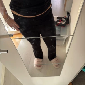 Svarta leggings - Säljer ett par svarta yoga pants som är perfekta för en bekväm och stilren look. De har en tight passform och är tillverkade i ett mjukt och stretchigt material. Perfekta för både hemmamys och en dag på stan. De är från lager 157 och är i strl L! Använda en gång