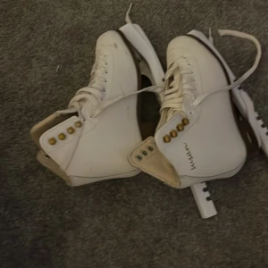 Vita skridskor från Alina-Susan - Säljer ett par vita skridskor från Alina-Susan i storlek 37. De har snörning och är tillverkade i skinn med en klassisk design. Perfekta för vinterns isäventyr! Skydd= 60kr+💗