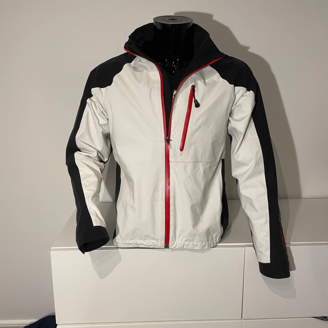 Vit och svart jacka från Galvin Green