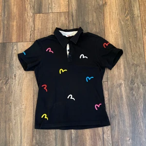 Evisu tröja - En snygg Evisu piké i bra skick, inget fel på den. Står storlek M, passar S