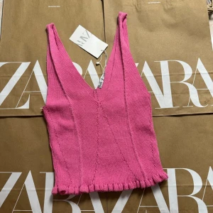 Gullig rosa topp - Jättefint ribbat rosa topp från Zara. Köptes i somras men har inte kommit till använding, är därför i nyskick. Är i storlek S men skulle kunna passa som M då toppen är väldigt stretchig💕