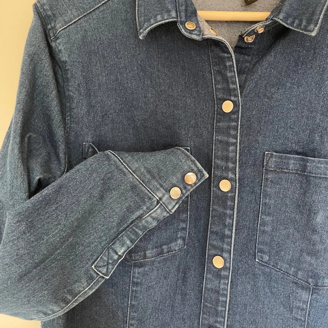 Blå jeansklänning med knappar - 2