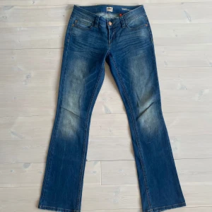 Only jeans  - Ett par snygga only jeans. Använda få gånger. Finns någon liten defekt på jeansen, på bild 2. Annars är jeansen i bra skick. Säljen dem då de inte kommer till användning. Midjemått 36cm och innerbenslängd 80cm. Skicka gärna ifall de finns några frågor och titta gärna in mina andra jeans jag säljer 💕