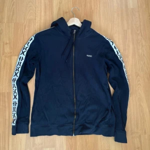 Marinblåa huvtröja från Hugo - Storlek L