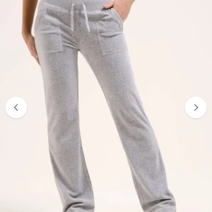 Juicy couture byxor  - Säljer mina Juicy couture byxorna i grått, storlek  s. Säljer dom då jag inte andvänder dom längre, de är i mycket bra skick!☺️