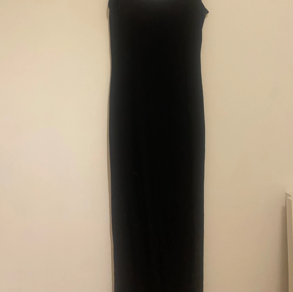 Svart långklänning med smala axelband - 1