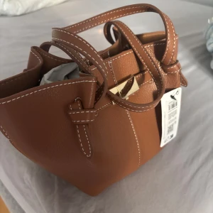 Brun handväska med gulddetalj - Snygg mini väska som är slutsåld överallt 