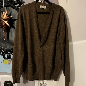 vintage brun stickad kofta - snygg oversized kofta som brukade vara en favorit men kommer inte till användning längre, storlek L skulle jag säga 