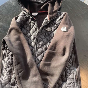 Moncler cardigan - En fet Moncler cardigan som är storlek S den är äkta och har qr kod. 