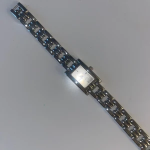 Klocka - Jättesöt liten klocka som man kan ha som armband. Själva uret står still jag har inte försökt laga men är fin som bara smycke ändå🤍🤍