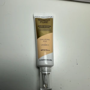 Max Factor Miracle Pure Foundation - Max Factor Miracle Pure Foundation i nyansen 76 Warm Golden. Denna foundation innehåller hyaluronsyra och vitamin C för att förbättra huden och ge 24 timmars återfuktning. Den har SPF30 PA+++ för solskydd.