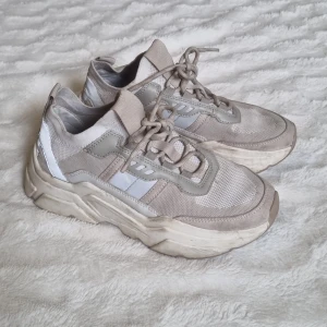 Beige/vita chunky sneakers - Hela men lite smutsiga. Går säkert att få fina igen med en tvätt!