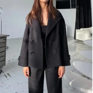 Kappa från design by si💕 - Säljer min älskade kappa då jag köpt en annan jacka. Storlek Xs/s och den är verkligen så fin!! Den håller värmen på hösten och våren men är inte för varm! 