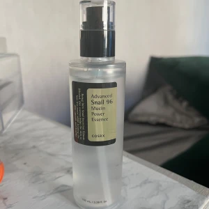 Snigelslem  - En återfuktande essens från COSRX med 96% snigelsekretfiltrat. Perfekt för att ge huden en boost av fukt och lyster. Kommer i en praktisk pumpflaska som gör appliceringen enkel och hygienisk. Lite använd som syns på bilden 