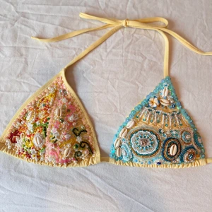 Ibiza bikini top 🐬🏝️🐚🔱🍸handmade - LÄS BESKRIVNINGEN!!!  Beställ via Instagram: Vaajking  SÄLJER EJ BIKININ PÅ BILDEN!❕ Jag gör anpassade broderier med pärlor på bikini toppar (gör underdelar också) Vill du ha en snygg unik bikini topp i sommar eller vill lägga till sjukt snygga detaljer på en bikini du redan har så har du hittat rätt Skriv privat för mer information🐬🐚🌞🏝️💌