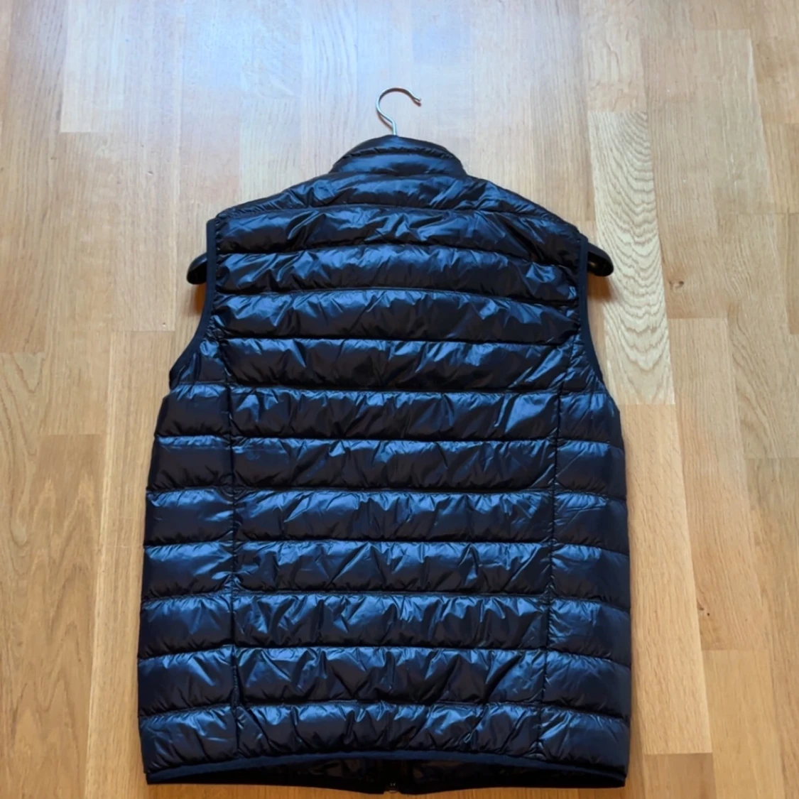 Svart dunväst från Emporio Armani - 1