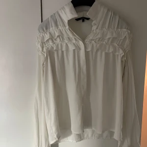 Vit fin blus fåren vero Moda  - Fin välvårdad blus från veromoda använd max 5 gånger, passar till allt. St36/38 priset kan diskuteras 