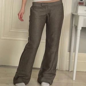 Lågmidjade kostymbyxor - Snygga bruna byxor med bootcut och lågmidja.