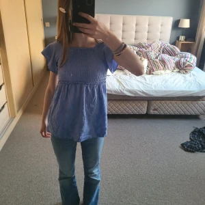 Blå blus - OBS det som ser ut som en fläck är bara en fläck på spegeln🙏🏻. Säljer en söt blå klänning i xxs som har sytts upp till en topp! Passar perfekt till sommaren💙 