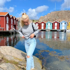 Ljusa jeans från Zara - Säljer ett par ljusa jeans från Zara med slitna detaljer på knäna. Säljs då jag har samma i annan storlek! Avklippta i benen för att passa mig som är ca 171cm☀️