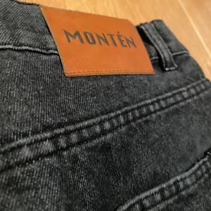 Montén jeans stl 32x32 - Stilrena jeans från montén som har använts 2-3 gånger. Tyckte inte riktigt att passformen var något för mig och har valt att sälja dem. Köpte dem för 1200 kr för ett tag sedan men de är i jätte bra skick. 