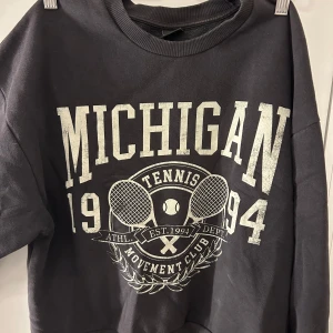 Svart sweatshirt  - Cool svart sweatshirt från Ginatricot. Skönt material och sitter snyggt på.