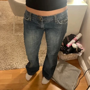 Blå Bootcut Jeans - Snygga Blå bootcut jeans.aldrig använt .  Innerbenslängden  76,5  midjemåttet 41,5