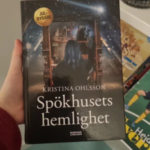 Spökhusets hemlighet - Spännande julrysare av Kristina Ohlsson. Följ med Alba och hennes lillasyster Ellen till Stjärndalen där mystiska händelser i ett gammalt miniatyrhus väcker frågor. Perfekt för den som älskar nagelbitande mysterier och kusliga berättelser under julen. Passar åldern 9-12. Kan gå ner i pris 