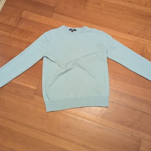 Uniqlo 100% kashmir - Säljer en tröja från Uniqlo. Tröjan är som ny och i 100% kashmir.                                                                   Storleken är M. Plick tvingade mig att lägga in en storlek så tänk inte på den.                                                          Nypris på tröjan är 1100 kr.                                       Tveka inte att höra av er med frågor!