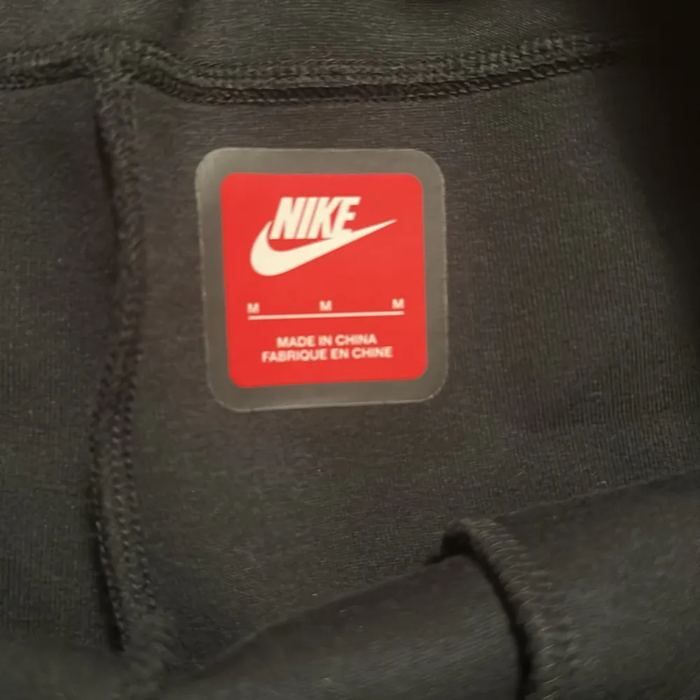 Snygga svarta mjukisbyxor från Nike med FC Barcelona-logga på ena benet och guldfärgad Nike-swoosh på andra. Byxorna har snörning i midjan och en dragkedjeficka på sidan. Perfekta för fotbollsfans!. Farkut & Housut.