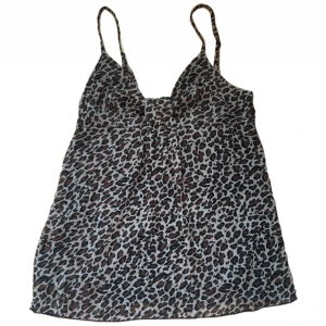 Topp leopard mönstrad  - Sött leopard mönstrat linne!