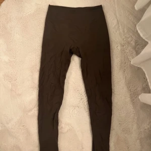 Bruna scrunch leggings från Relode - Snygga bruna leggings från Relode med hög midja. Perfekta för träning eller en avslappnad dag. De är tillverkade i ett stretchigt material som ger en bekväm passform. Har scrunch vilket ger en fin form. Passar s/m 😊🥰är lite noppriga på något enstaka ställe men inget som syns så. Är sparsamt använda. 