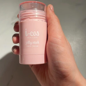 Jelly Stick Face Cream från I-cos - Upptäck I-cos Jelly Stick Face Cream, en praktisk ansiktskräm i stickformat. Den har en härlig rosa färg och är perfekt för enkel applicering. Perfekt att ha med i väskan för snabb återfuktning när du är på språng. Du måste va försiktig när du tar upp den för den kan fastna.  Jag har använt 3 gånger 