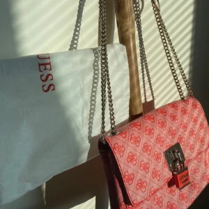 Väska - Guess väska 💕slutsåld!