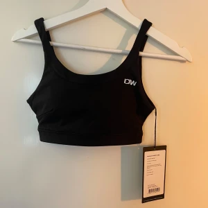 Svart sport-bh från ICANIWILL - Säljer en svart träningstopp från ICANIWILL. Helt ny med lapp kvar, använd gärna köp nu🌸