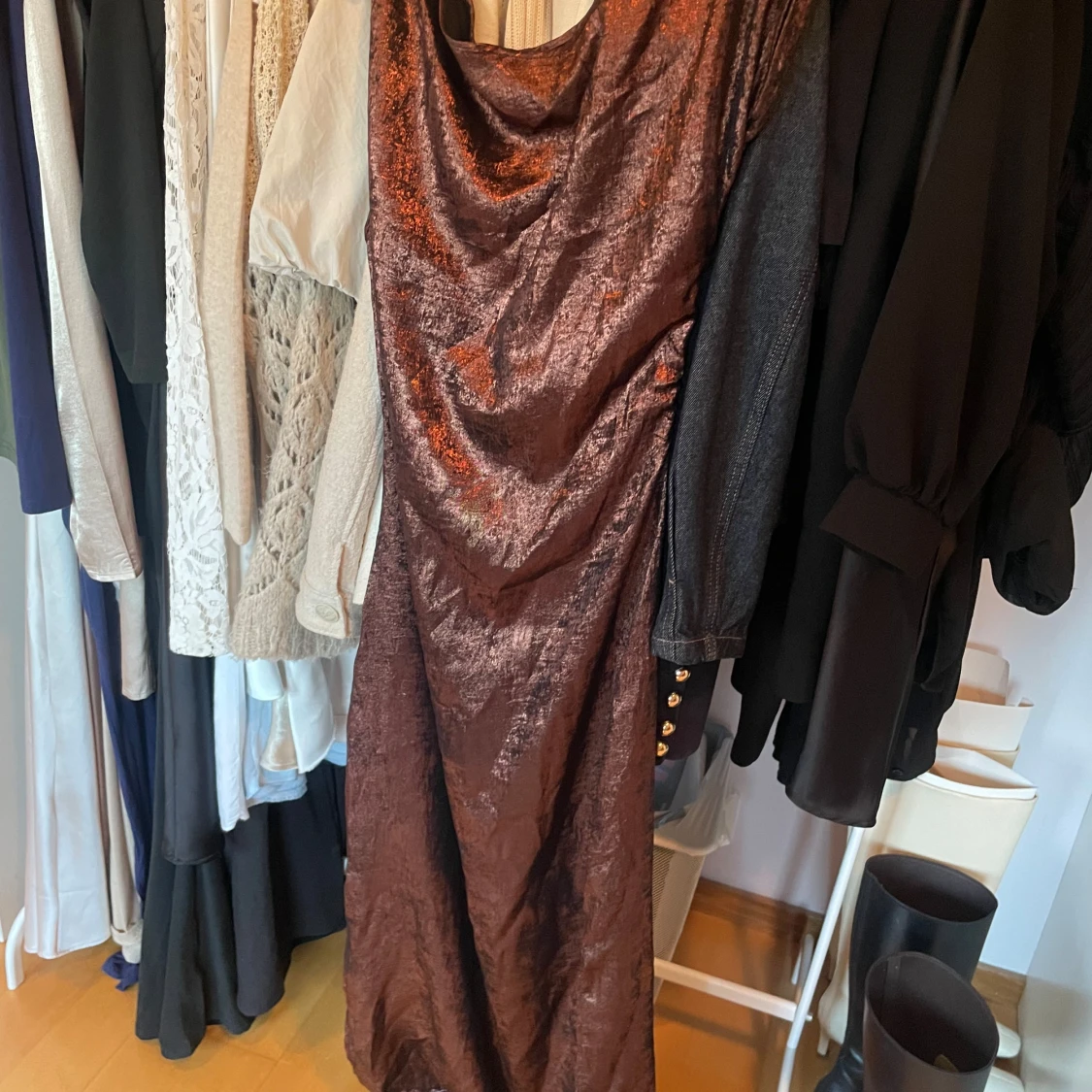 Brun glittrig one-shoulder klänning - 2