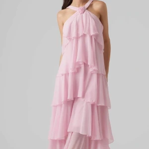 Rosa klänning från Vero Moda - Säljer en jättefin slutsåld rosa klänning från Vero Moda i storlek s. Klänningen är i nyskick, aldrig använd med prislappen kvar. Perfekt för balen eller midsommar💕🌸