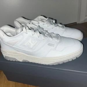 Vita New Balance 550 sneakers - Snygga vita New Balance 550 sneakers med klassisk design. Skorna har snörning och en robust sula för extra komfort. Perfekta för en stilren look. Helt nya