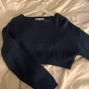 marin blå tröja  - jätte söt marinblå tröja med guldknappar 💓