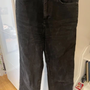 Jeans - Svarta jeans med lätt stonewash. För små på mig. 