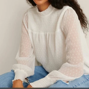 Vit blus  - Säljer denna as snygga vita blus från na-kd. Aldrig använd, har inte haft nån användning av den. 