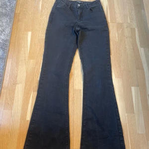 Svarta bootcut jeans  - Snygga svarta bootcut jeans. .