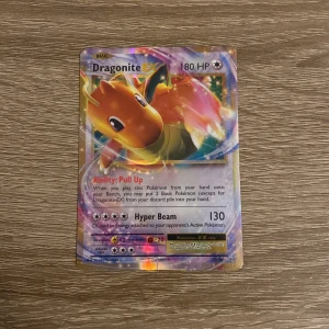 Pokémon kort: Dragonite EX  - Säljer ett Dragonite EX Pokémon kort, från 2016. Den är grym att ha i sin collection. Den har en liten vikning vid mitten nertill som syns på tredje bilden. :)