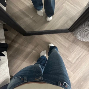 Blå bootcut jeans från Weekday - Snygga blå bootcut jeans från Weekday i modellen Nova. Tillverkade i en ekologisk bomullsblandning med återvunnen bomull. Perfekta för en avslappnad stil med en modern touch. Ny pris 590 jag kommer sälja gör 490, hör av dig om du har frågor💗 pris kan diskuteras 