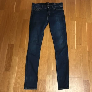 Mörkblå jeans från Replay - Snygga mörkblå jeans från Replay med en silm passform. De har klassisk femficksdesign och en dragkedja. Perfekta för en stilren look.✅Dessa jeans är 29/32📏. Bara att skriva till mig om du har några frågor😊
