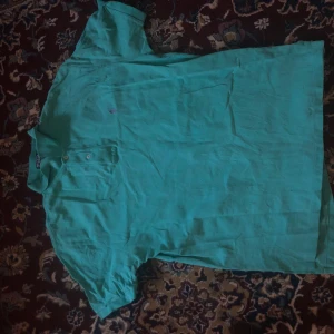 Ralph lauren polos - Blå och svart Ralph lauren polo, båda i storlek m. Den svarta har små knappt märkbara fläckar runt kragen men är i gott skick, 150st